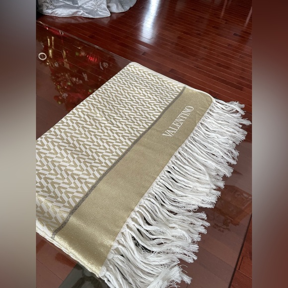 Valentino V Logo Stole/Shawl - Valentino at Atlantis the Royal - Picture 3 of 9